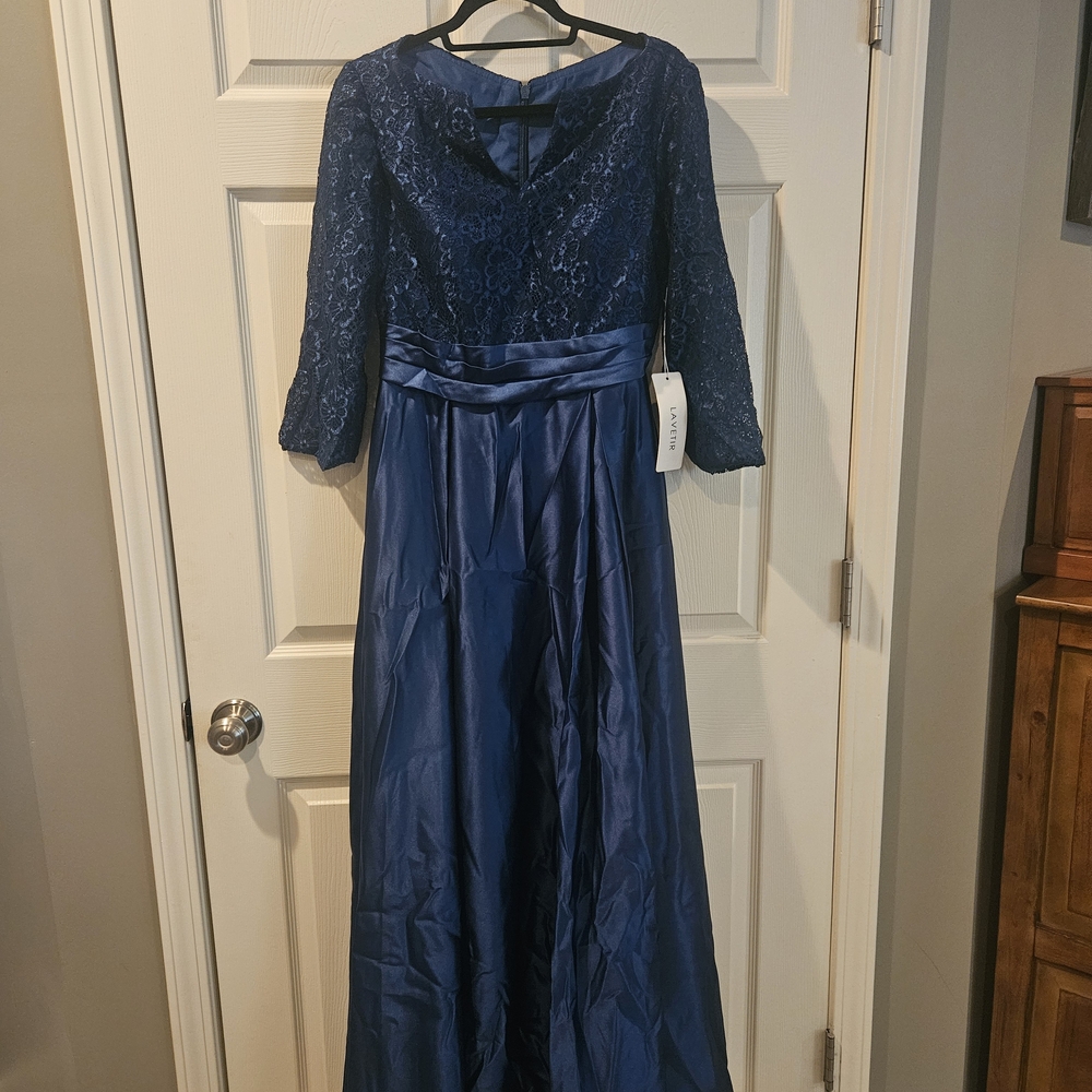 Chic Navy Lace Formal Dress
